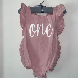 🎀ONE🎀 Adorable ruffle onesie for first birthday